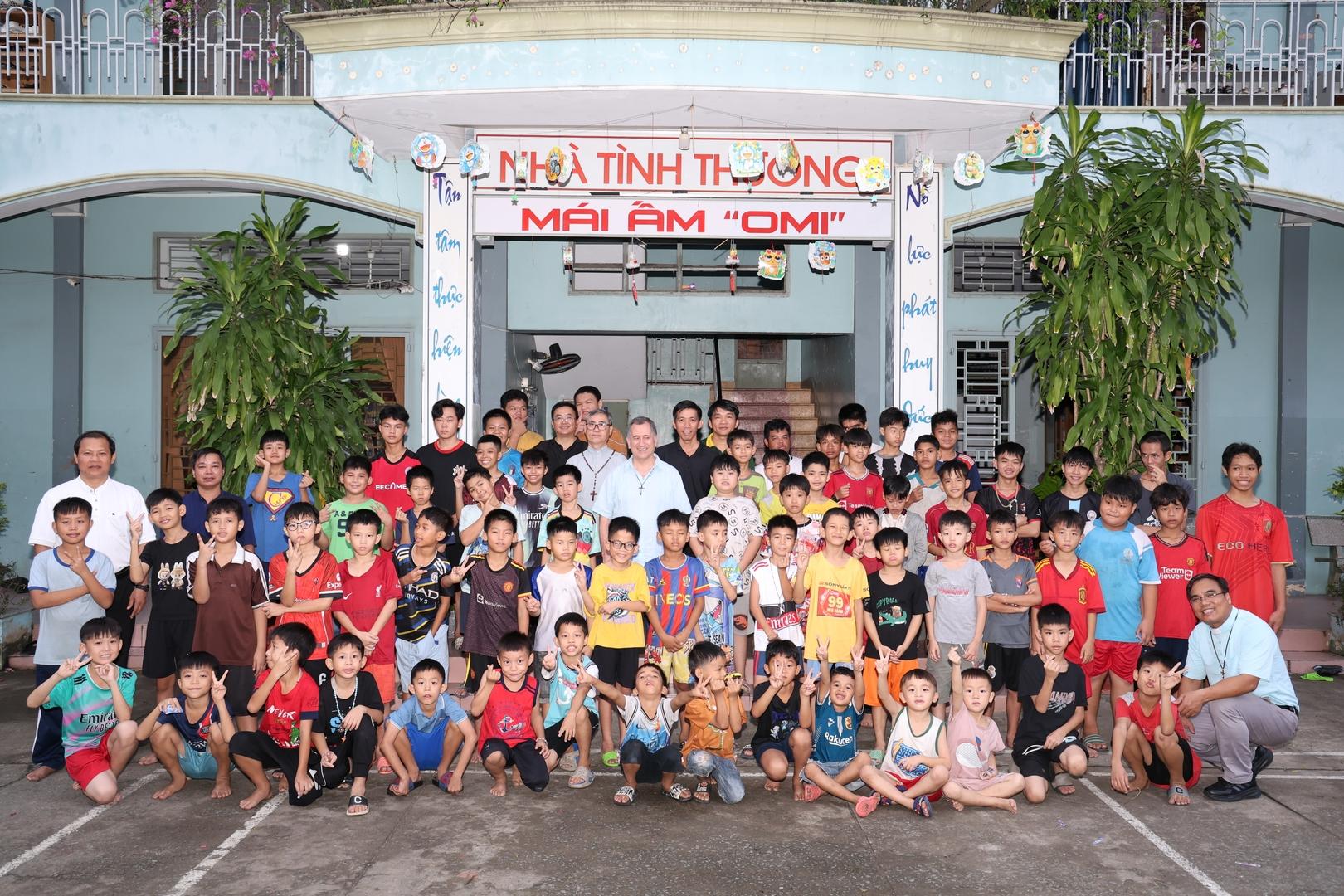 TIN TỔNG HỢP VỀ CHUYẾN VIẾNG THĂM VIỆT NAM CỦA CHA BỀ TRÊN TỔNG QUYỀN LUIS IGNACIO ROIS ALONSO, OMI