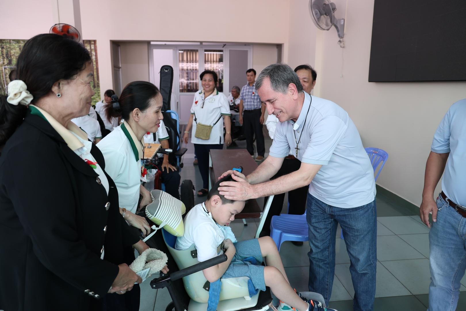 GIA ĐÌNH MAI THIÊN LỘC MIỀN SÀI GÒN, ĐỒNG NAI MỪNG KÍNH LỄ CHÚA KITÔ VUA, CHÀO ĐÓN CHA TỔNG QUYỀN LUIS IGNACIO ROIS ALONSO, O.M.I