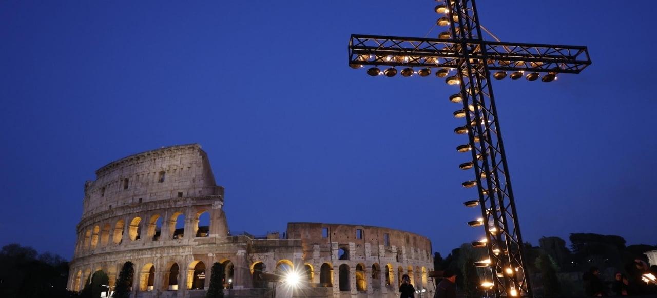 Đức Thánh Cha Leo XIV vác Thánh Giá tại Đàng Thánh Giá ở Colosseum
