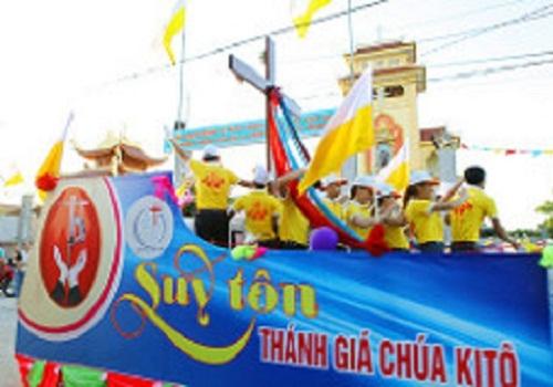 Giáo xứ Bến Đén GP Vinh: Cung nghinh thánh giá trước thềm đại hội giới trẻ.