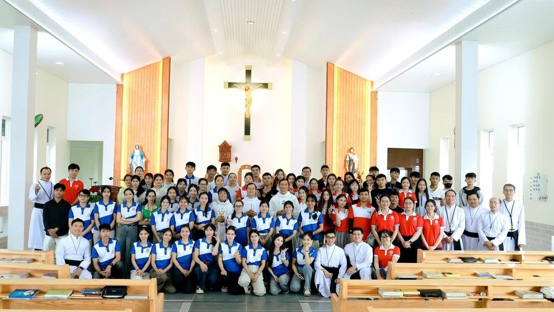 Nhóm Người trẻ Sống Chứng Nhân mừng lễ bổn mạng Thánh Têrêsa Hài Đồng Giêsu