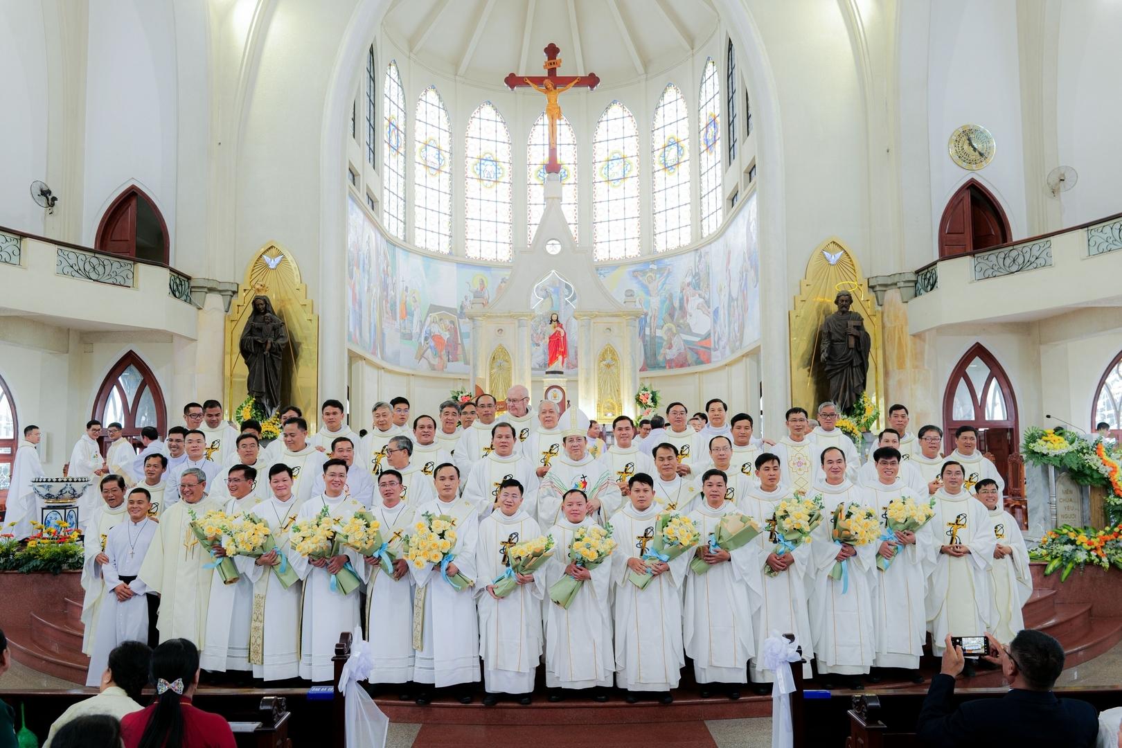 Thánh lễ truyền chức linh mục và phó tế