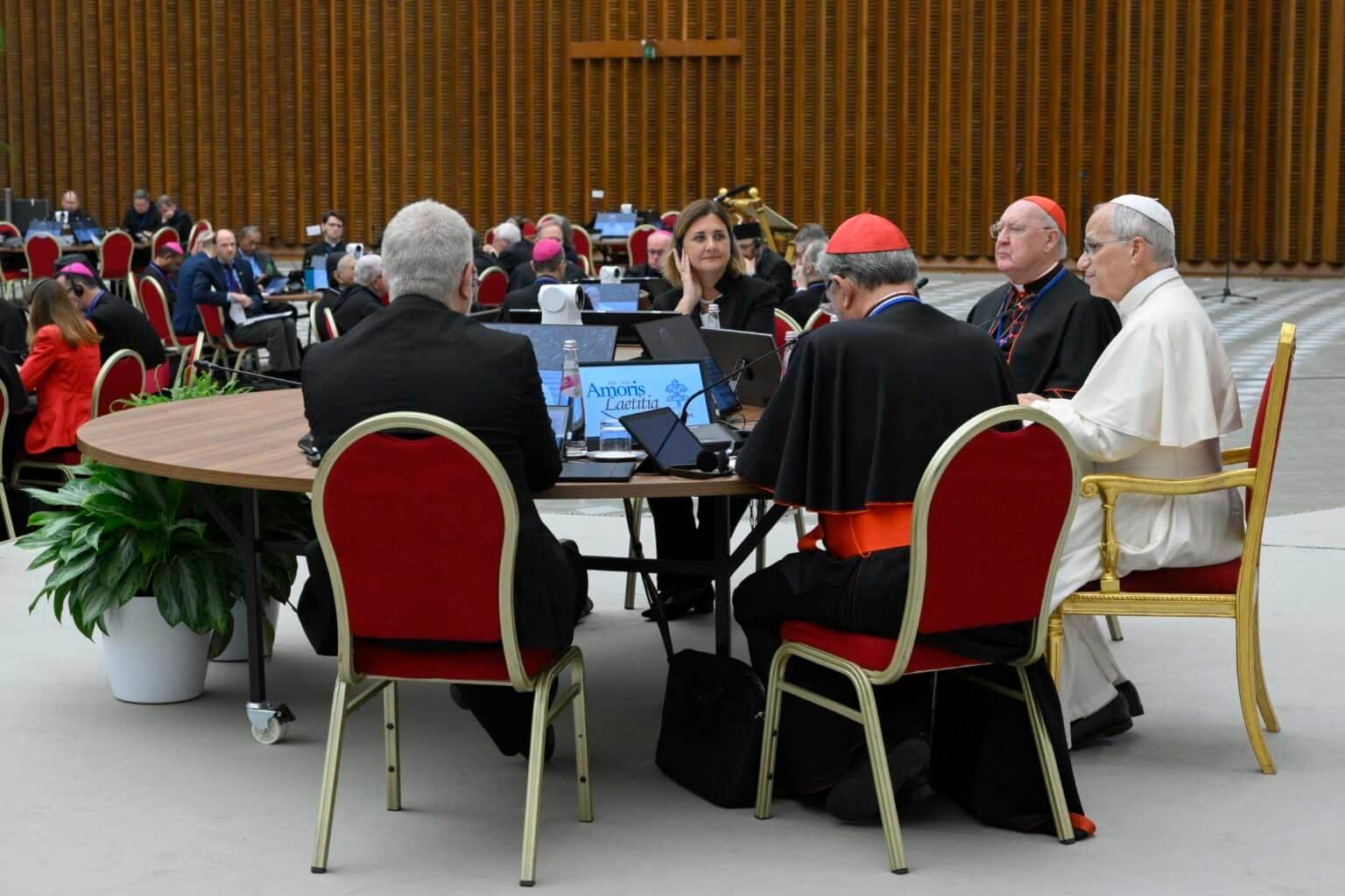 Tại Vatican, một Hồng y chia sẻ về tác động của điện thoại thông minh đối với đời sống gia đình