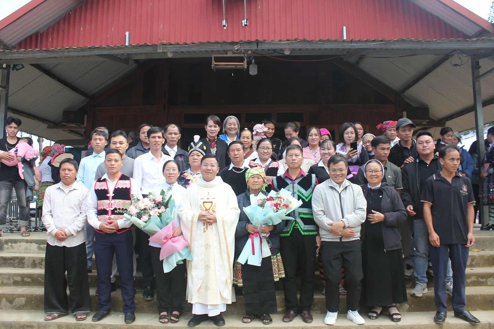 THÁNH LỄ TẠ ƠN TẠI PHÌNH HỒ – NGÀY HỒNG PHÚC CỦA ĐỒNG BÀO H’MÔNG Mừng Tân Linh Mục Giuse Sùng A Tịnh, O.M.I