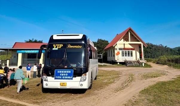 Chuyến xe yêu thương: đưa trẻ em khó khăn về quê đón Tết